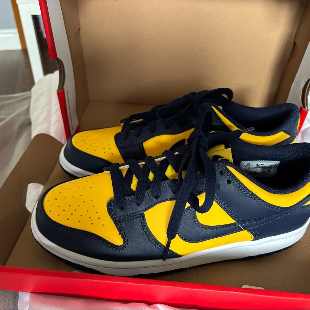 Nike Dunk Low (GS) - Size 7Y, varsity maize/ midnight navy - Picture 2 of 6